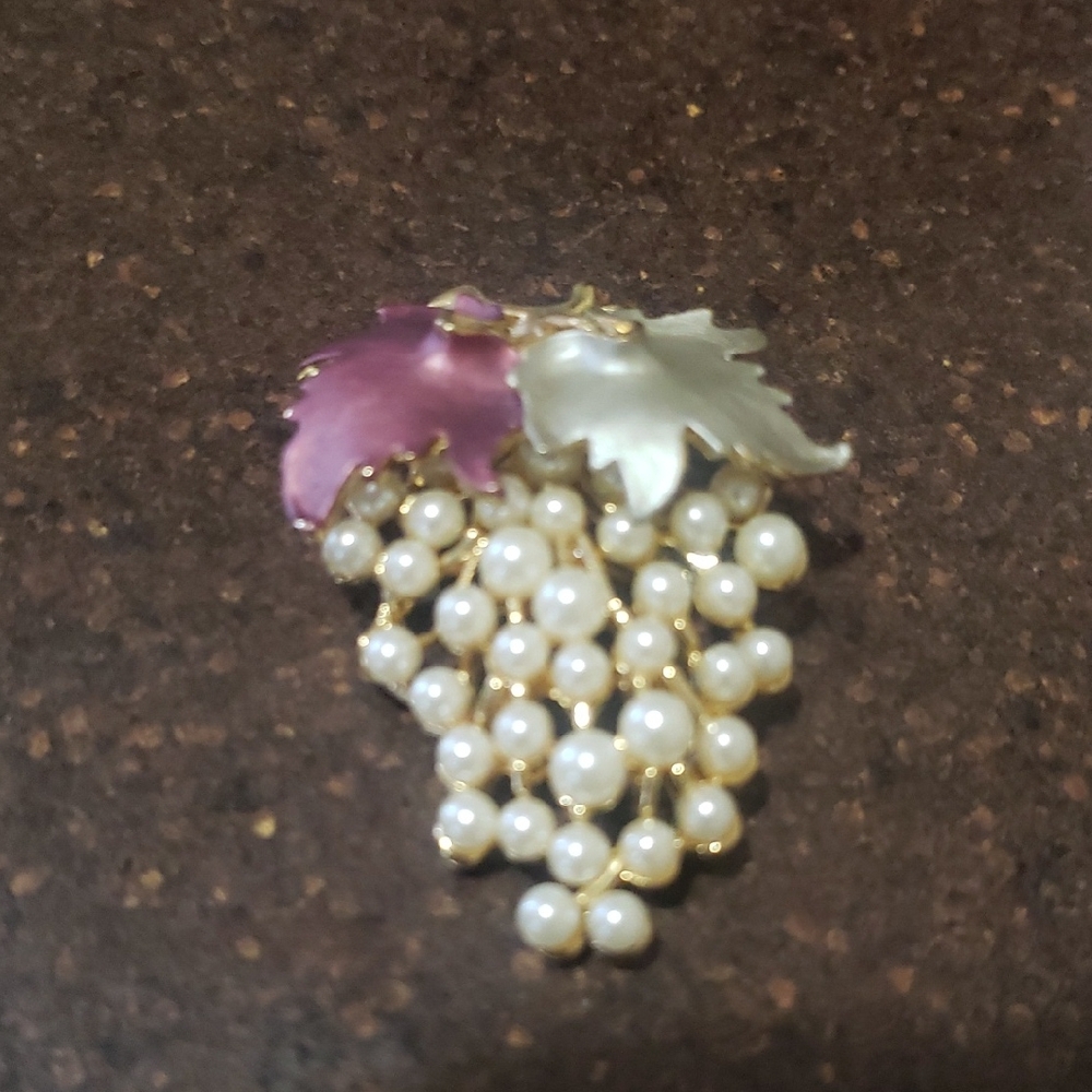 Vtg. Goldtone Elegant Faux Pearl Grape Cluster Pink/White Enamel Leaves Brooch